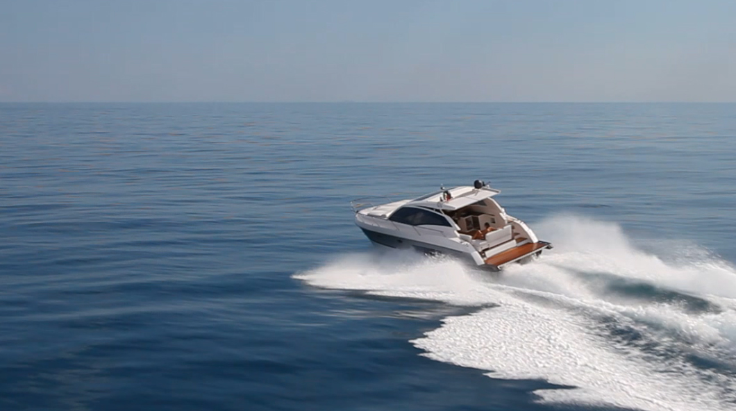 The-surface-drive-system-that-can-bring-higher-speed-is-undoubtedly-the-best-choice-when-paired-with-yachts.jpg
